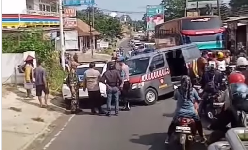 ODGJ Mengamuk Akibatkan Dua Mobil Polisi Tabrakan Adu Banteng di Pandeglang